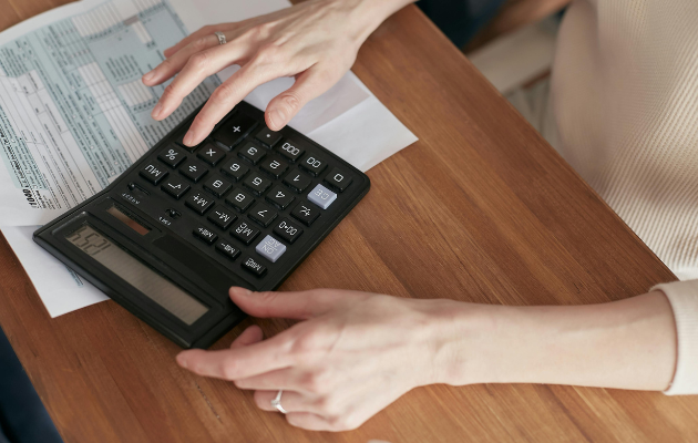 contabilità calcoli donna con calcolatrice